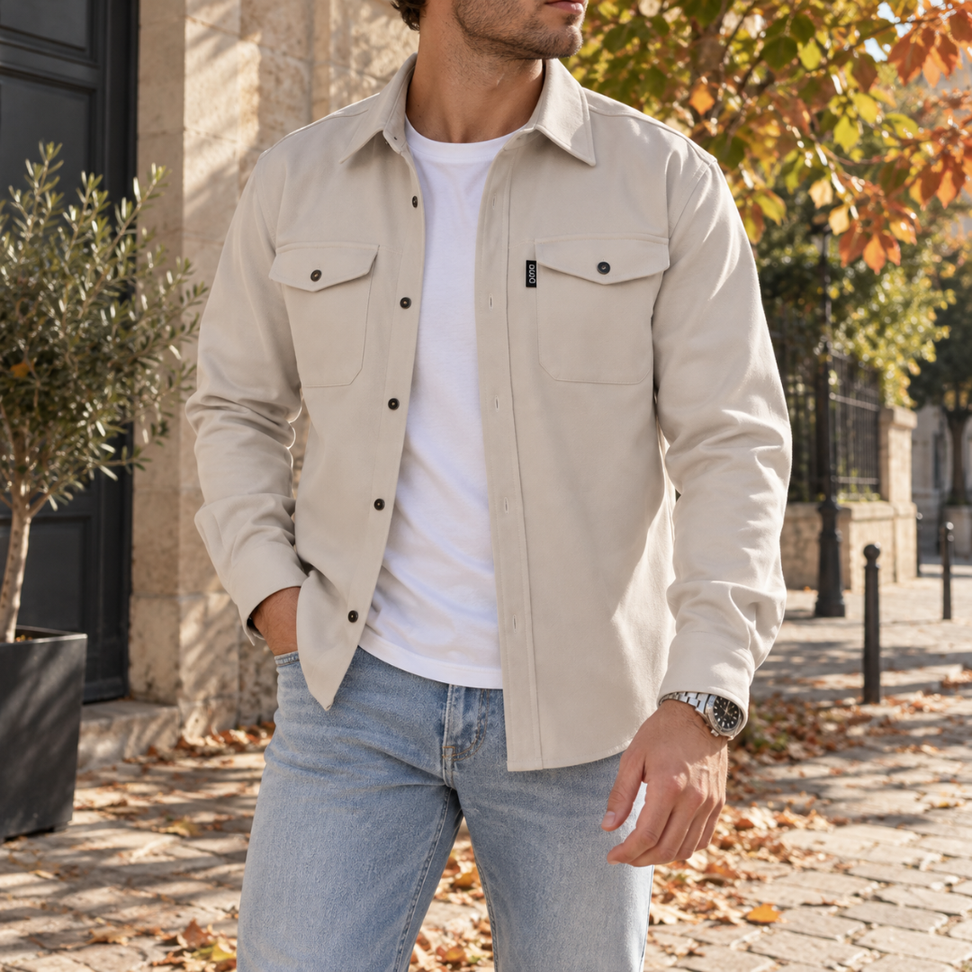 Surchemise homme blanc cassé ouverte, poches poitrine à rabat et boutons foncés