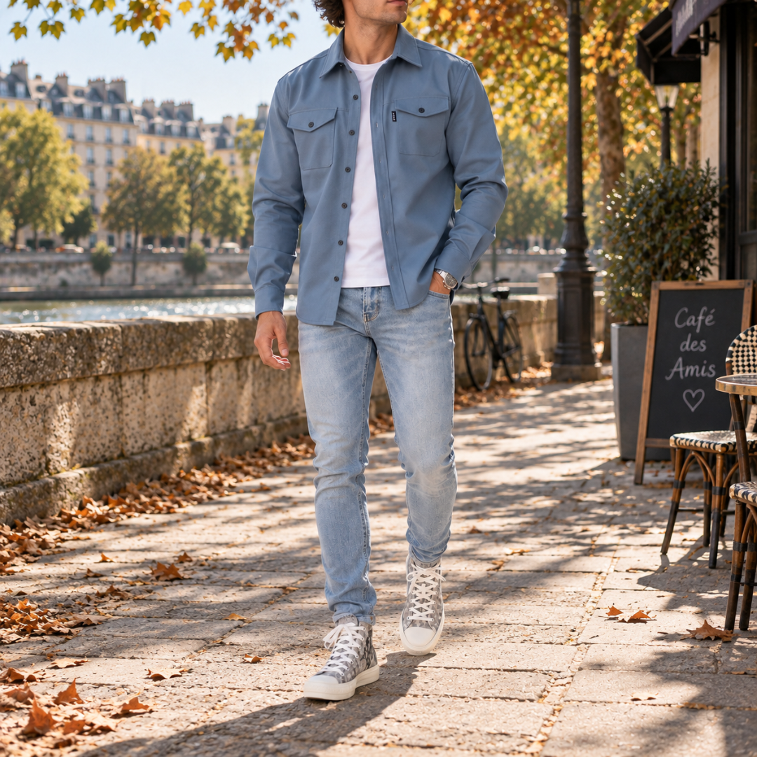Surchemise homme bleu clair portée ouverte sur t-shirt blanc et pantalon clair