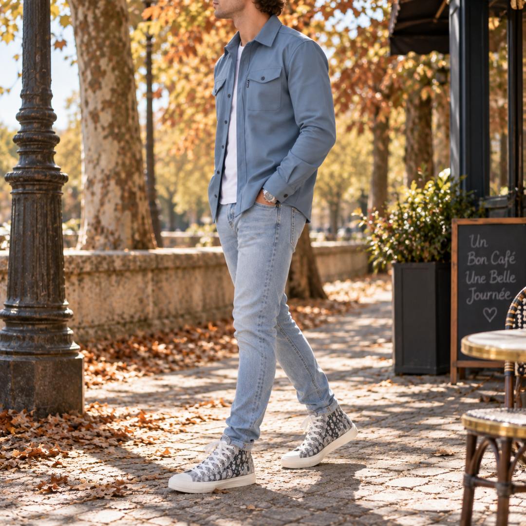 Surchemise homme bleu clair de trois-quarts, col chemise et fermeture boutonnée