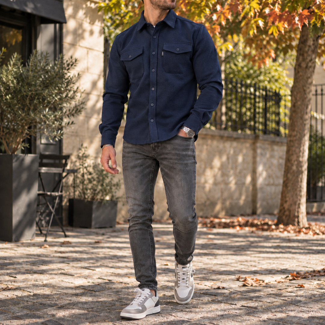 Surchemise bleu marine avec col chemise, boutons ton sur ton et poches poitrine