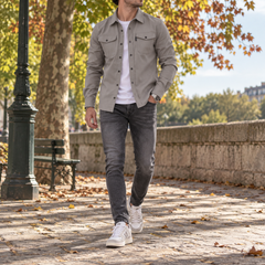 Surchemise homme gris clair avec pantalon foncé et baskets blanches, vue de face