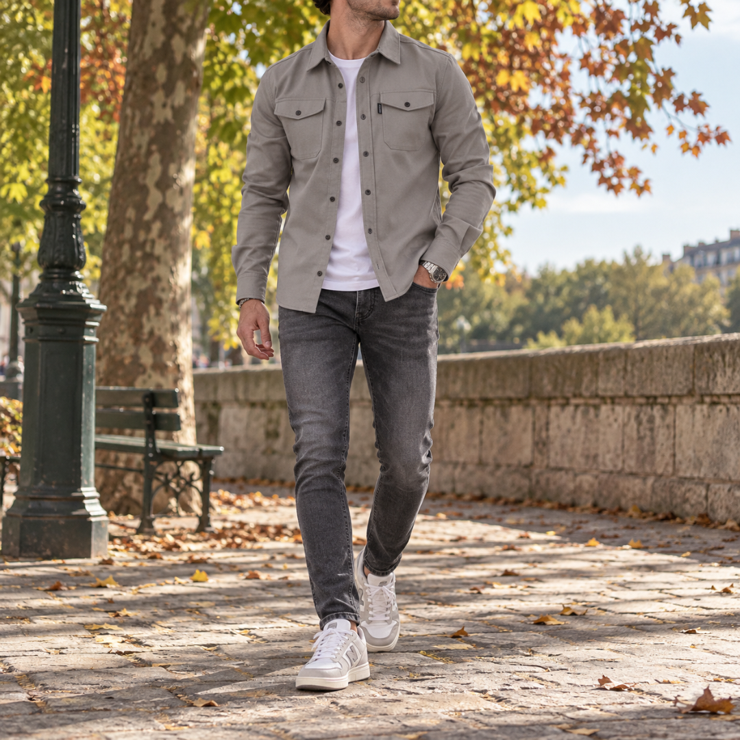 Surchemise homme gris clair avec pantalon foncé et baskets blanches, vue de face