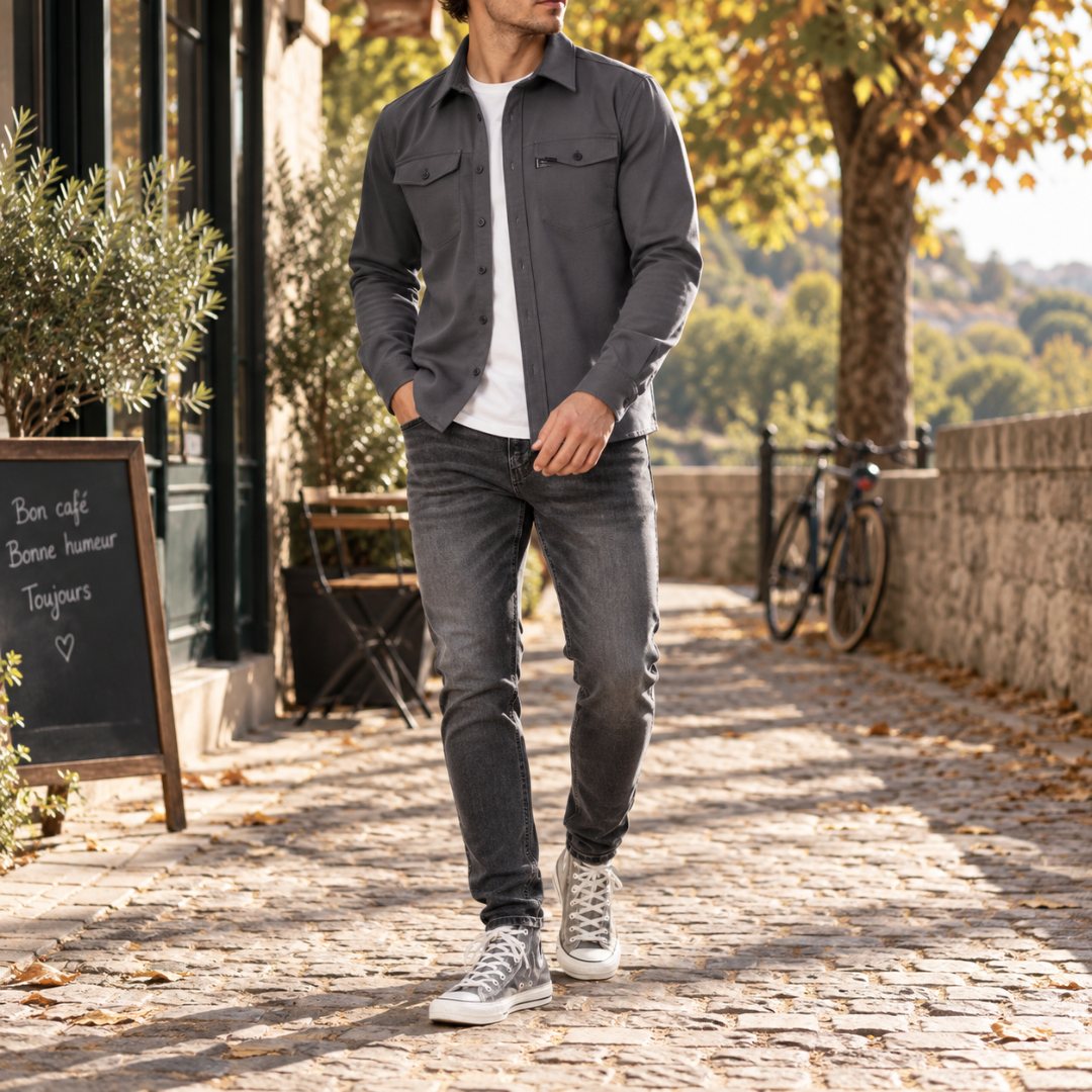 Surchemise gris foncé boutonnée avec deux poches poitrine et manches longues