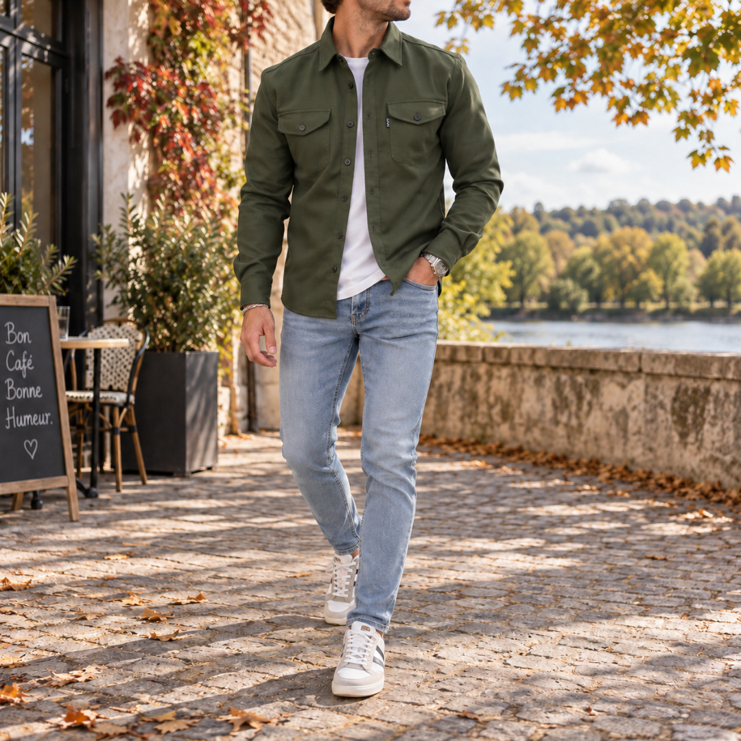 Surchemise homme vert armée portée sur t-shirt blanc et pantalon clair