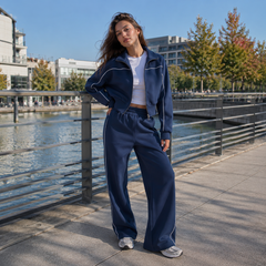 Survêtement bleu, veste zippée à col montant et liserés blancs contrastants