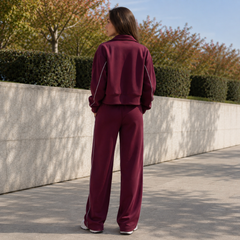Veste courte rouge et pantalon large assorti portés de dos, liserés contrastants