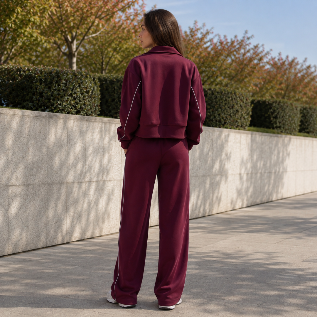 Veste courte rouge et pantalon large assorti portés de dos, liserés contrastants