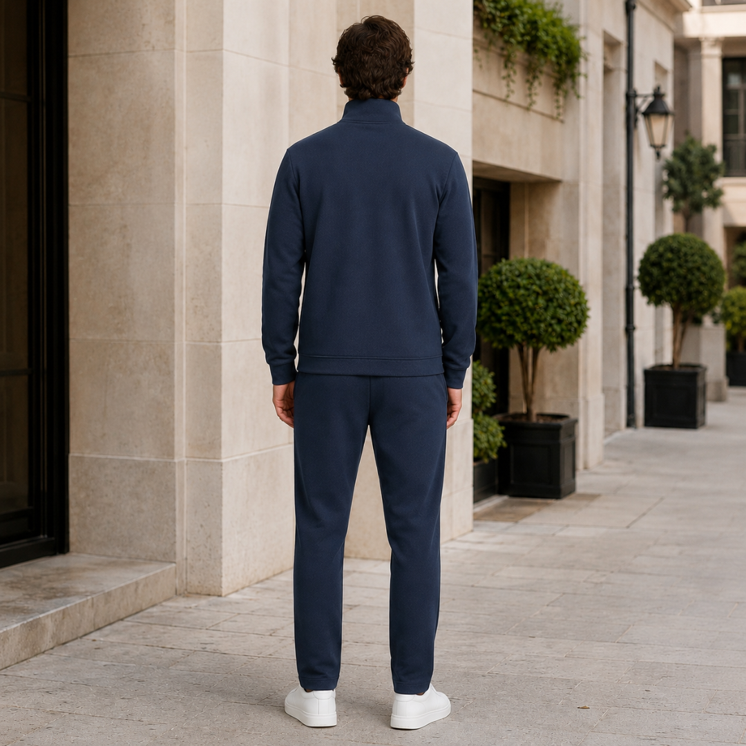 Vue de dos du survêtement homme bleu marine, poignets côtelés et coupe droite