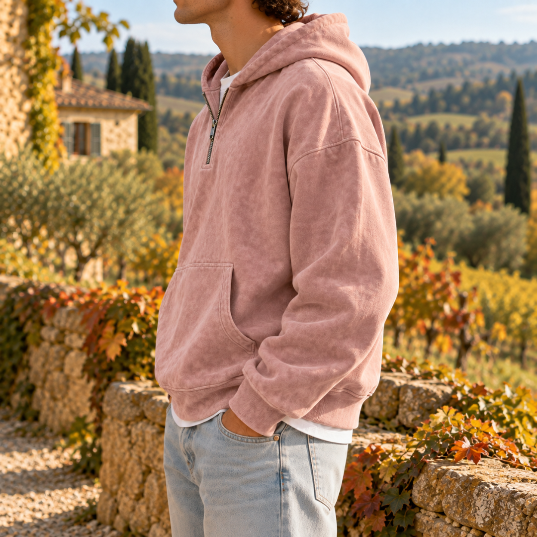 Sweat à capuche homme rose vu de profil, poche kangourou et poignets côtelés