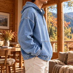 Sweat à capuche bleu clair de profil, demi-zip ouvert et poignets surpiqués