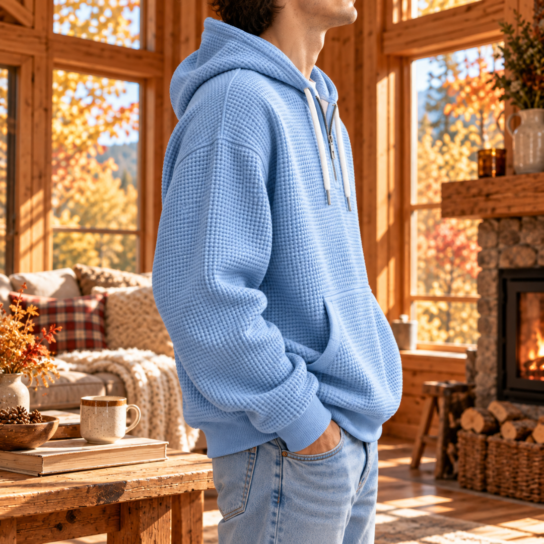Vue de profil du sweat à capuche bleu ciel avec poche kangourou et poignets côtelés