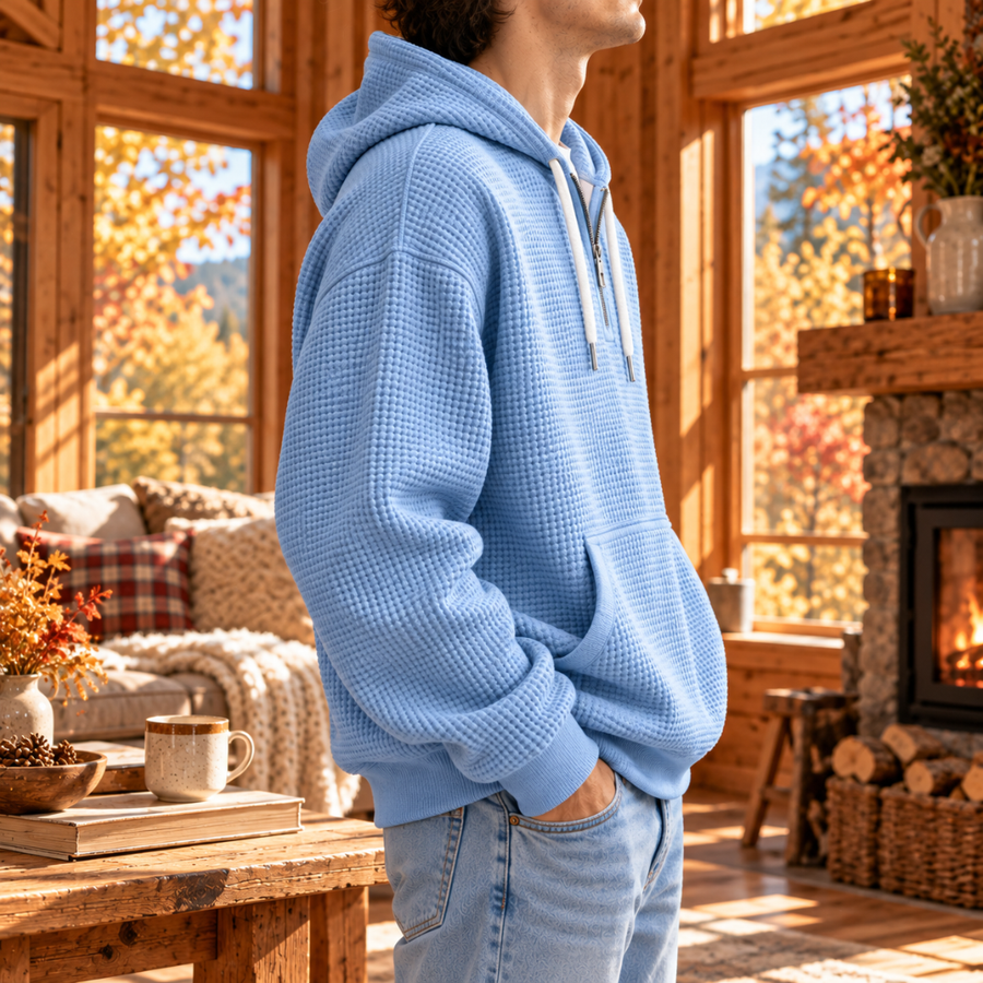 Vue de profil du sweat à capuche bleu ciel avec poche kangourou et poignets côtelés