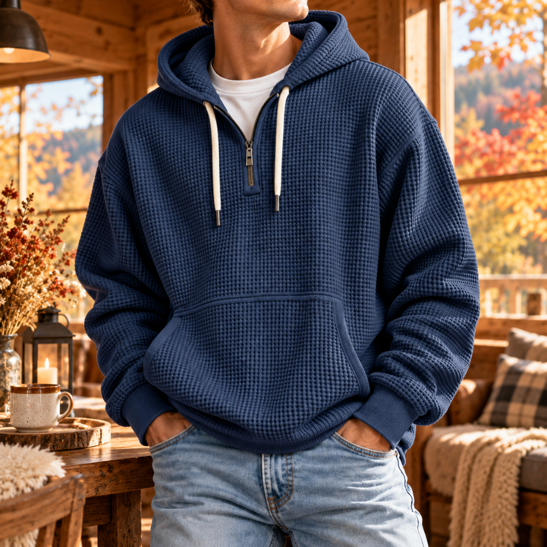 Sweat à capuche homme bleu marine gaufré, cordons blancs et demi-zip ouvert