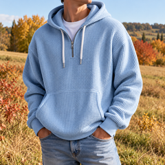 Sweat à capuche bleu homme à texture gaufrée, demi-zip et poignets côtelés