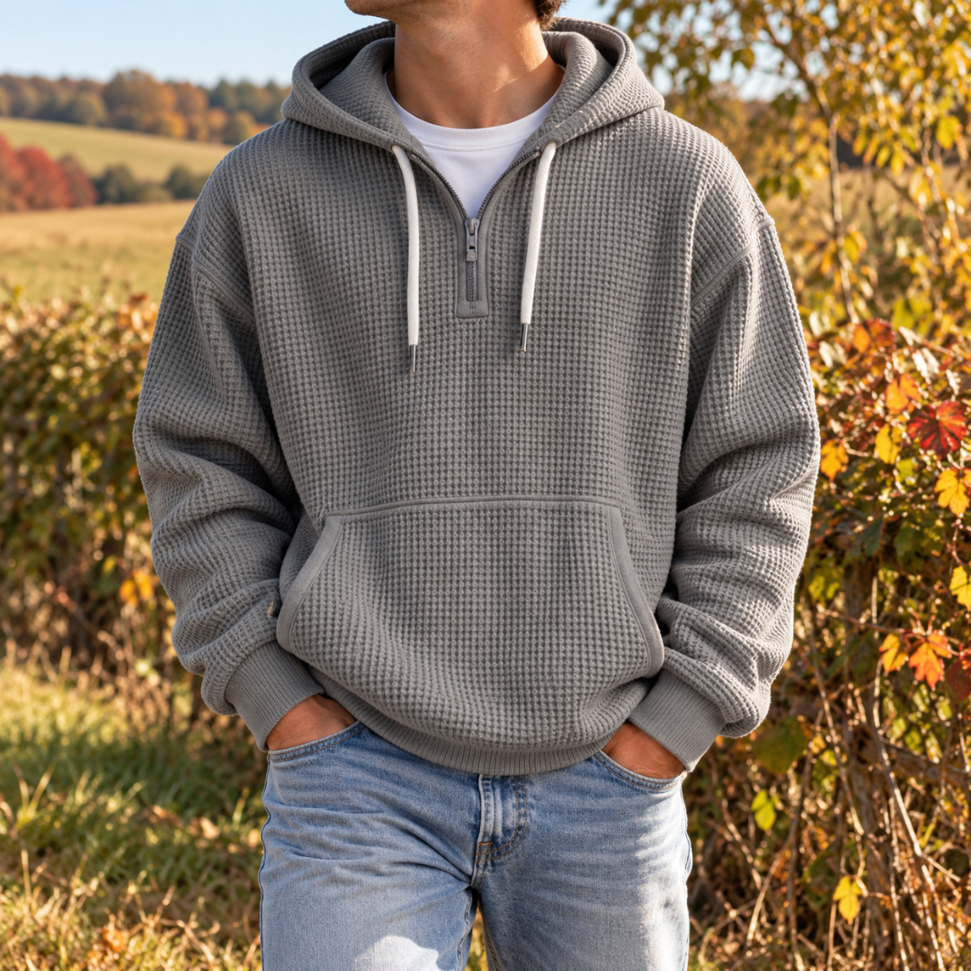 Sweat à capuche gris homme avec fermeture demi-zip et cordons à embouts métalliques