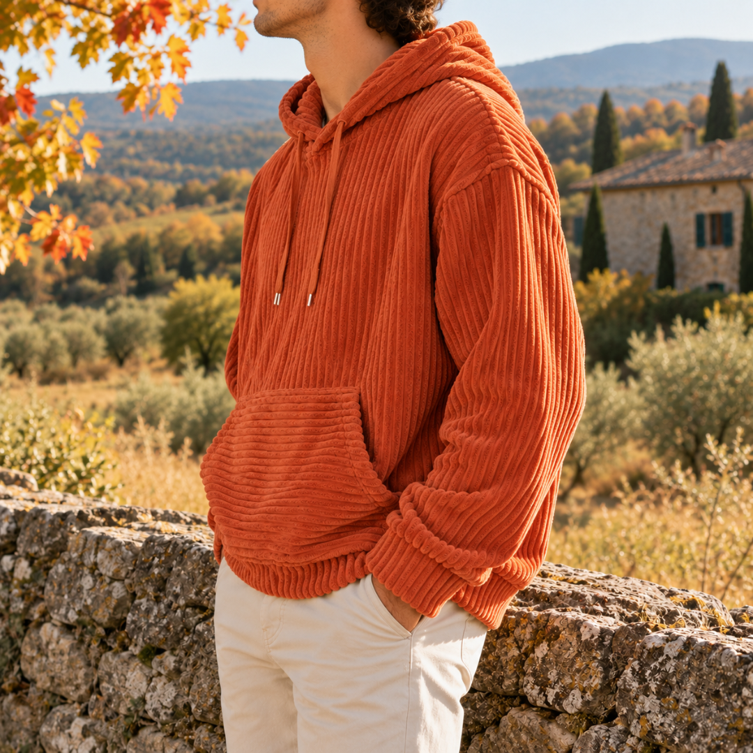 Vue de trois quarts du sweat orange à larges côtes et poignets côtelés