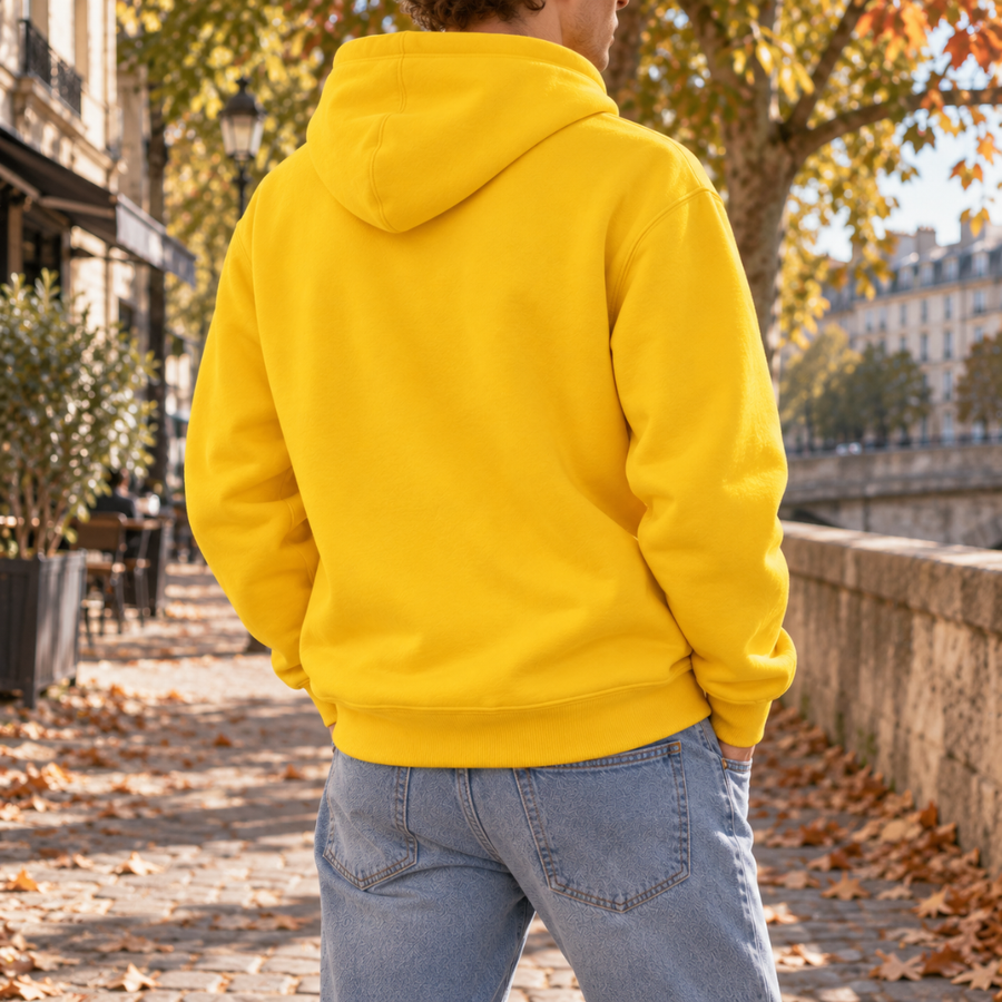 Dos du sweat à capuche homme jaune montrant la capuche et le bas côtelé