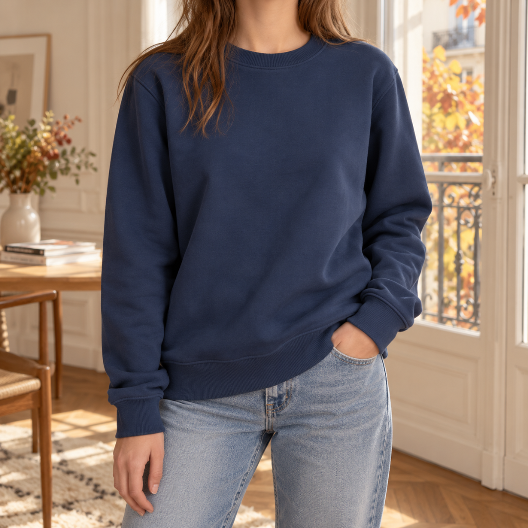 Sweat femme bleu gris à col rond, poignets côtelés, avec un pantalon délavé