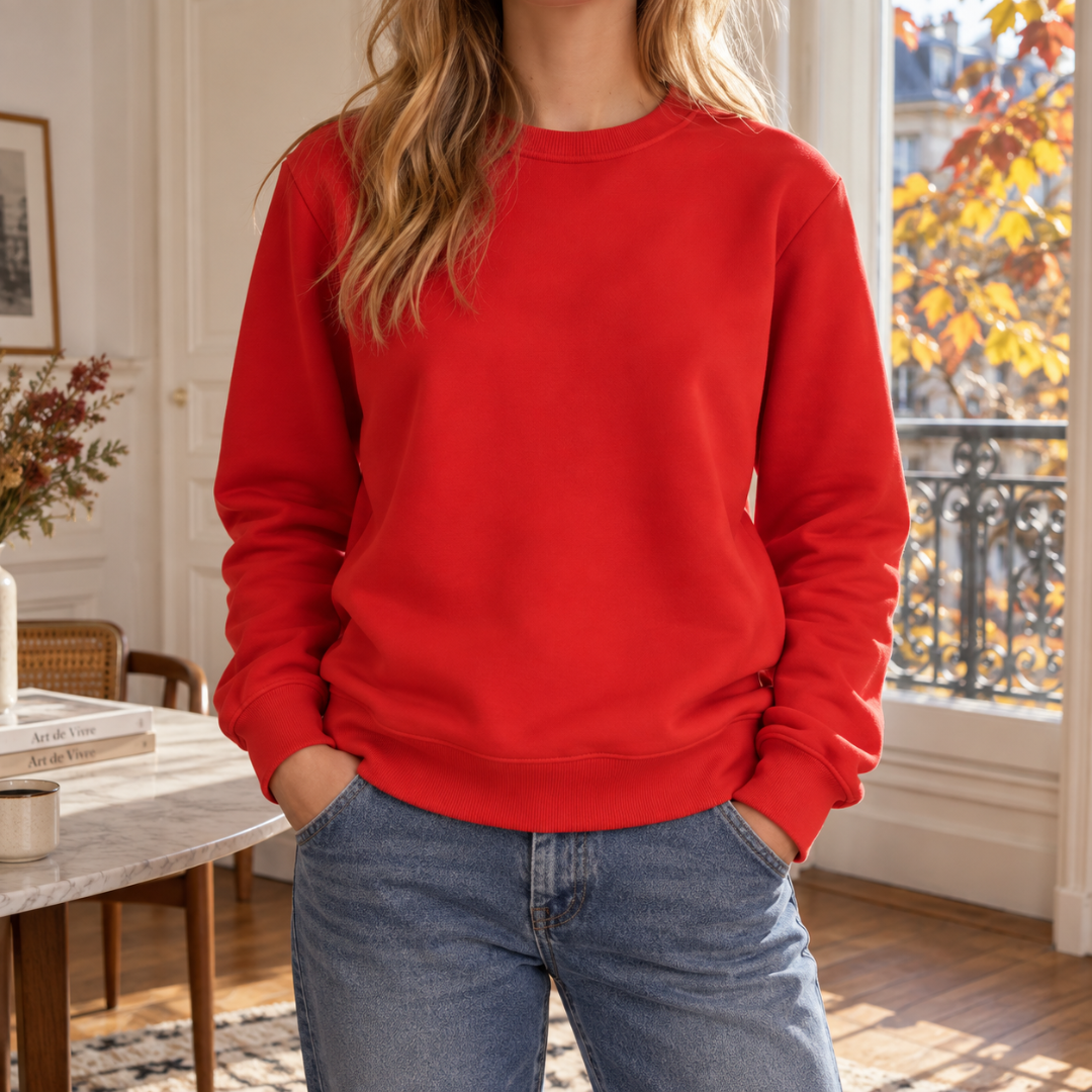 Sweat femme rouge à col rond, poignets côtelés, avec un pantalon bleu droit