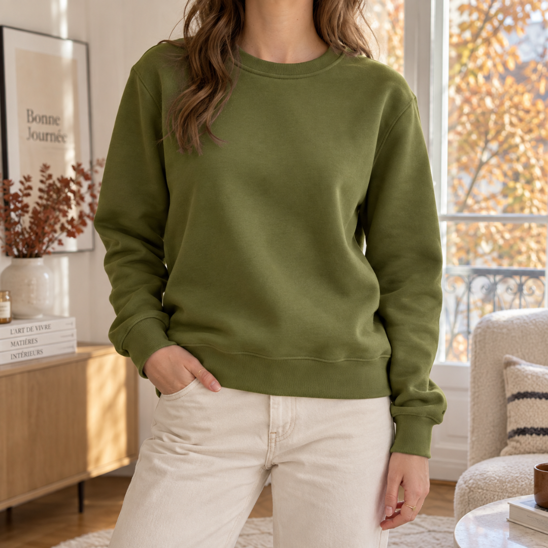 Sweat femme vert olive à col rond côtelé porté avec un pantalon écru