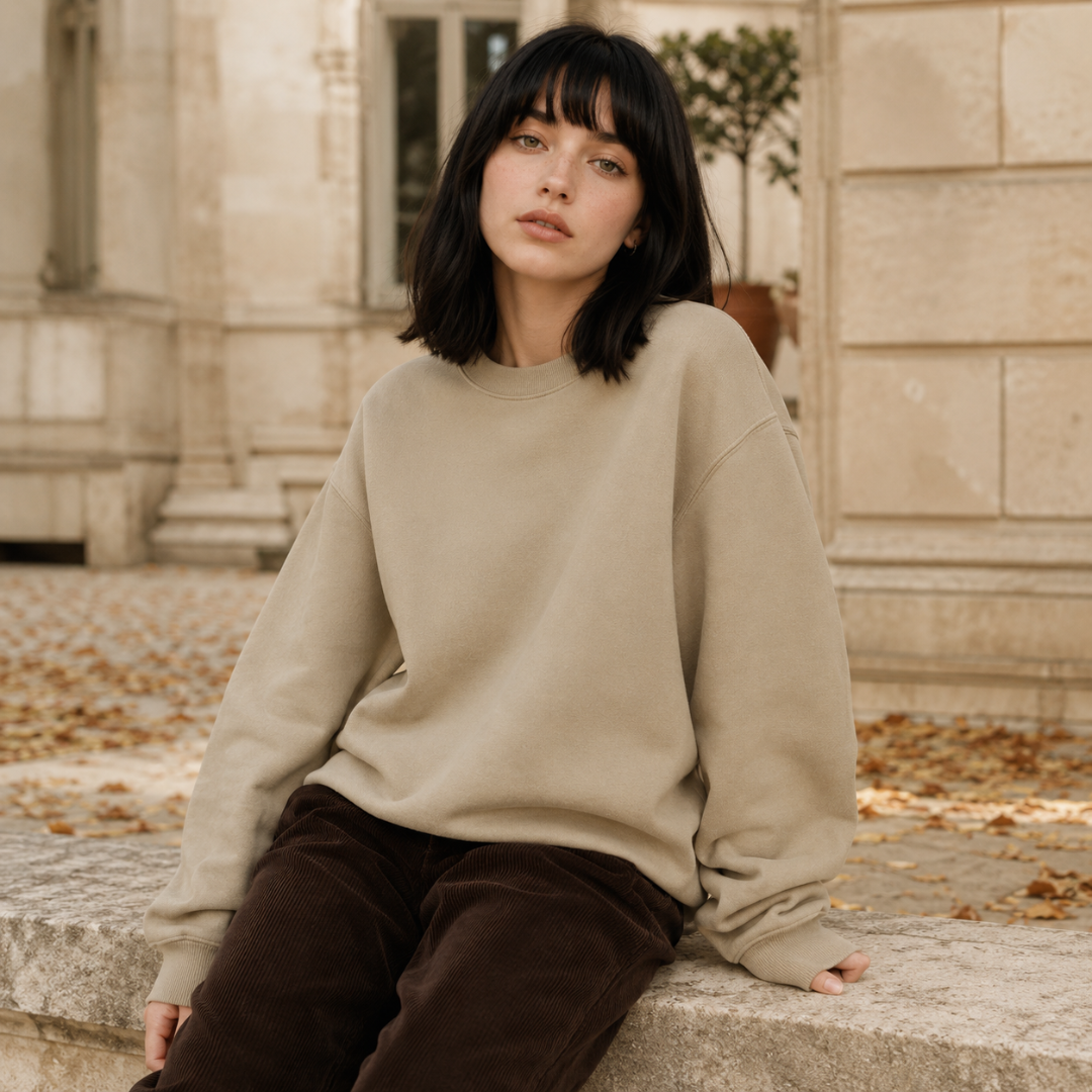 Sweat femme kaki clair à col rond porté avec un pantalon marron
