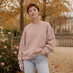 Sweat femme rose à col rond côtelé associé à un pantalon bleu clair