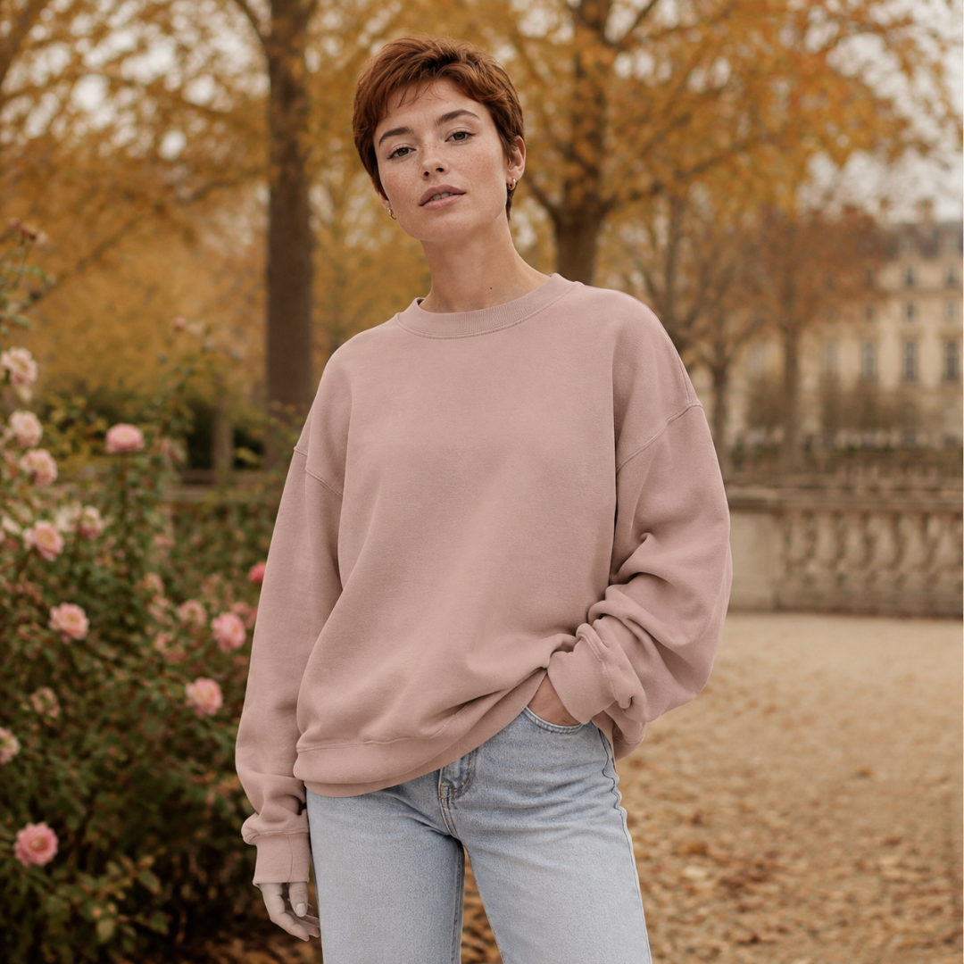 Sweat femme rose à col rond côtelé associé à un pantalon bleu clair