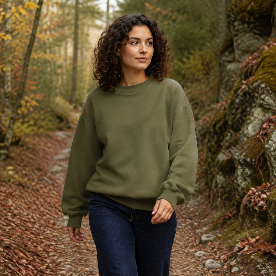 Sweat femme vert armée col rond porté avec un pantalon bleu foncé
