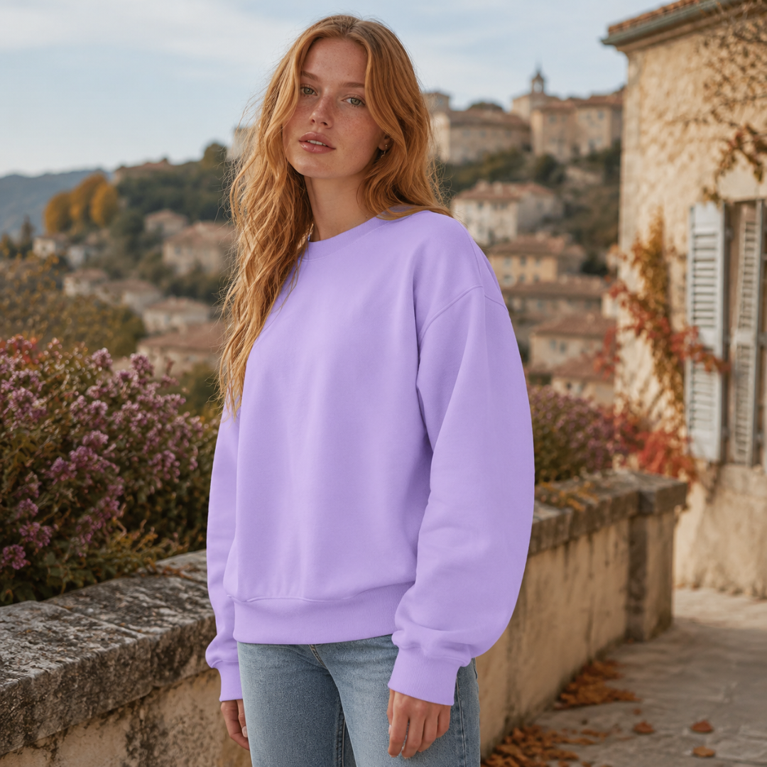 Sweat femme violet à col rond côtelé porté avec un pantalon bleu clair