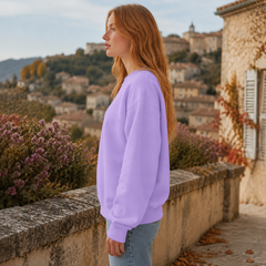 Profil du sweat violet montrant la couture d'épaule descendue et la manche longue