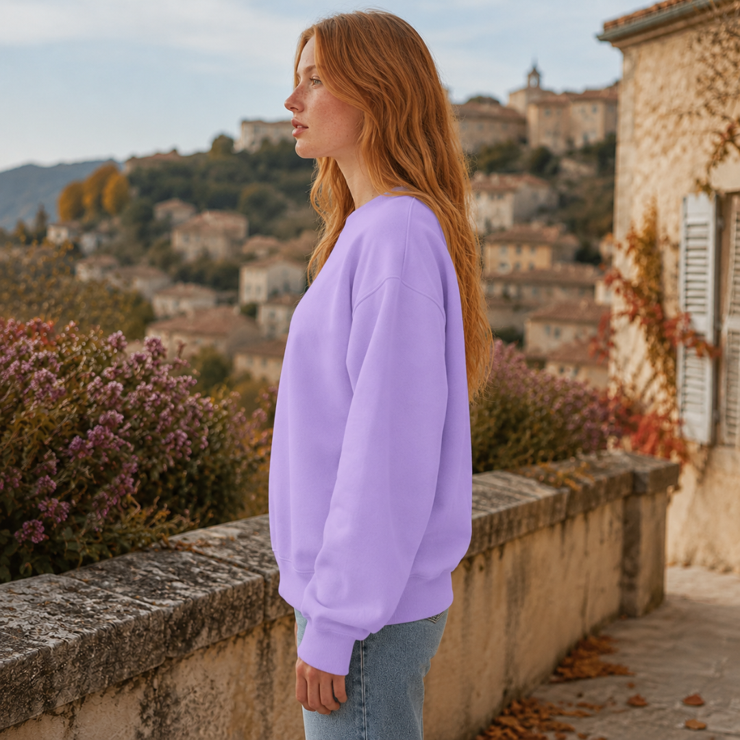 Profil du sweat violet montrant la couture d'épaule descendue et la manche longue