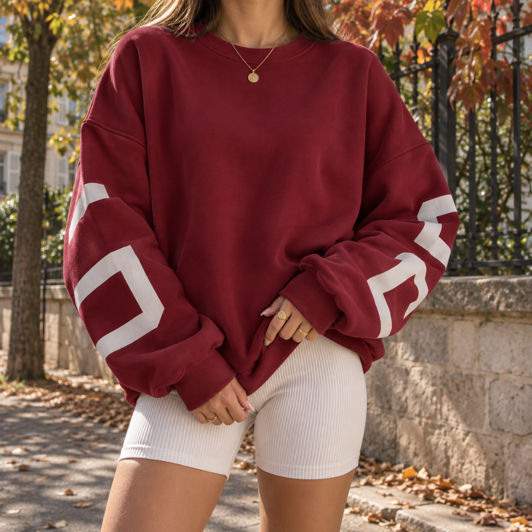 Sweat femme rouge foncé à col rond et grandes lettres blanches sur les manches