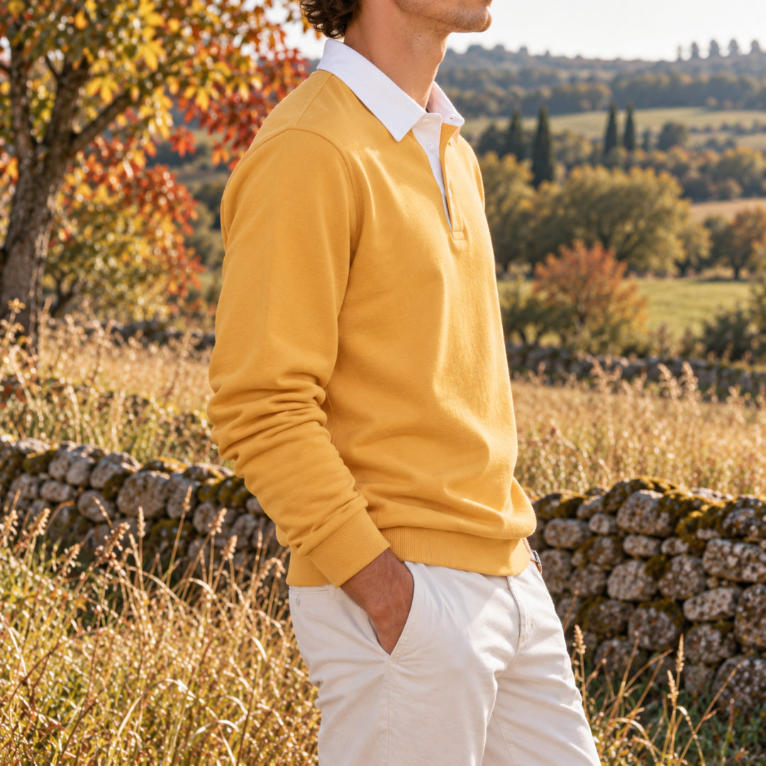 Sweat jaune homme vu de profil, col polo blanc et poignets côtelés