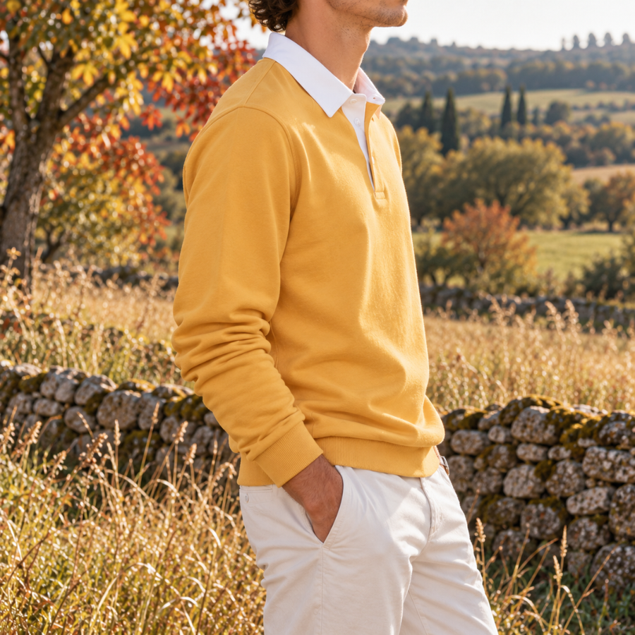Sweat jaune homme vu de profil, col polo blanc et poignets côtelés