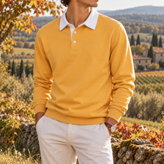 Sweat homme jaune porté avec un chino clair, col polo blanc contrastant