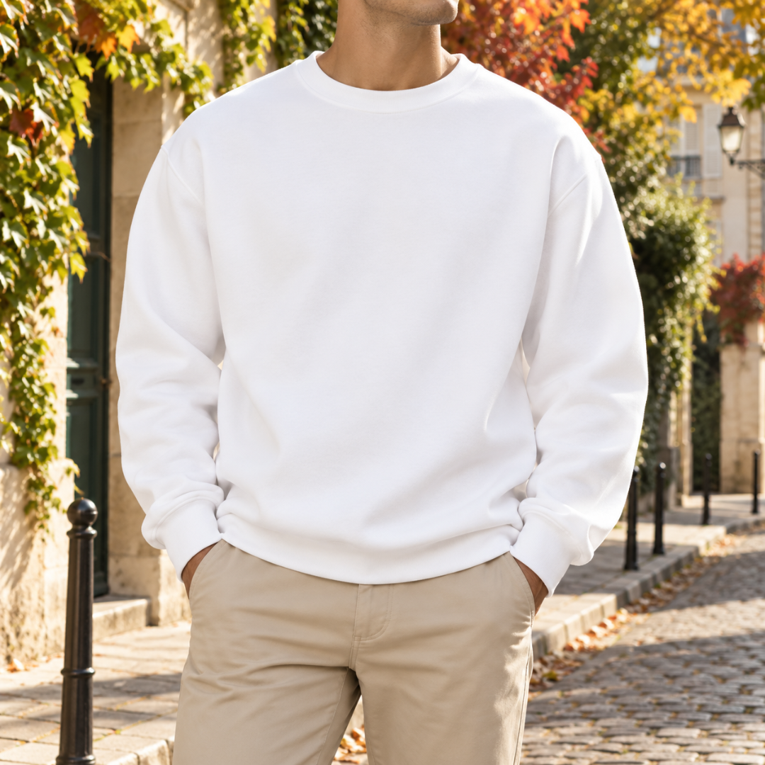 Sweat homme blanc à col rond porté avec un pantalon beige clair
