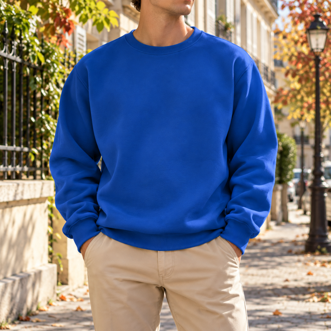 Sweat homme bleu roi à col rond porté avec un chino clair