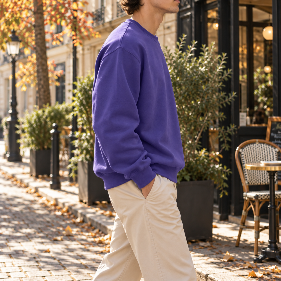 Profil d'un sweat violet à manches longues et coutures d'épaules apparentes