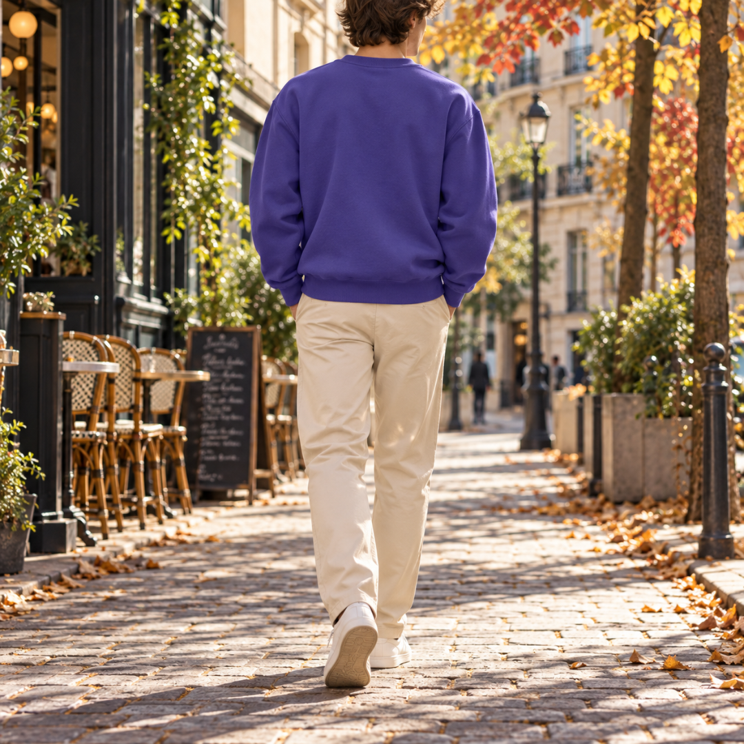 Dos d'un sweat homme violet uni avec base côtelée, en pleine rue