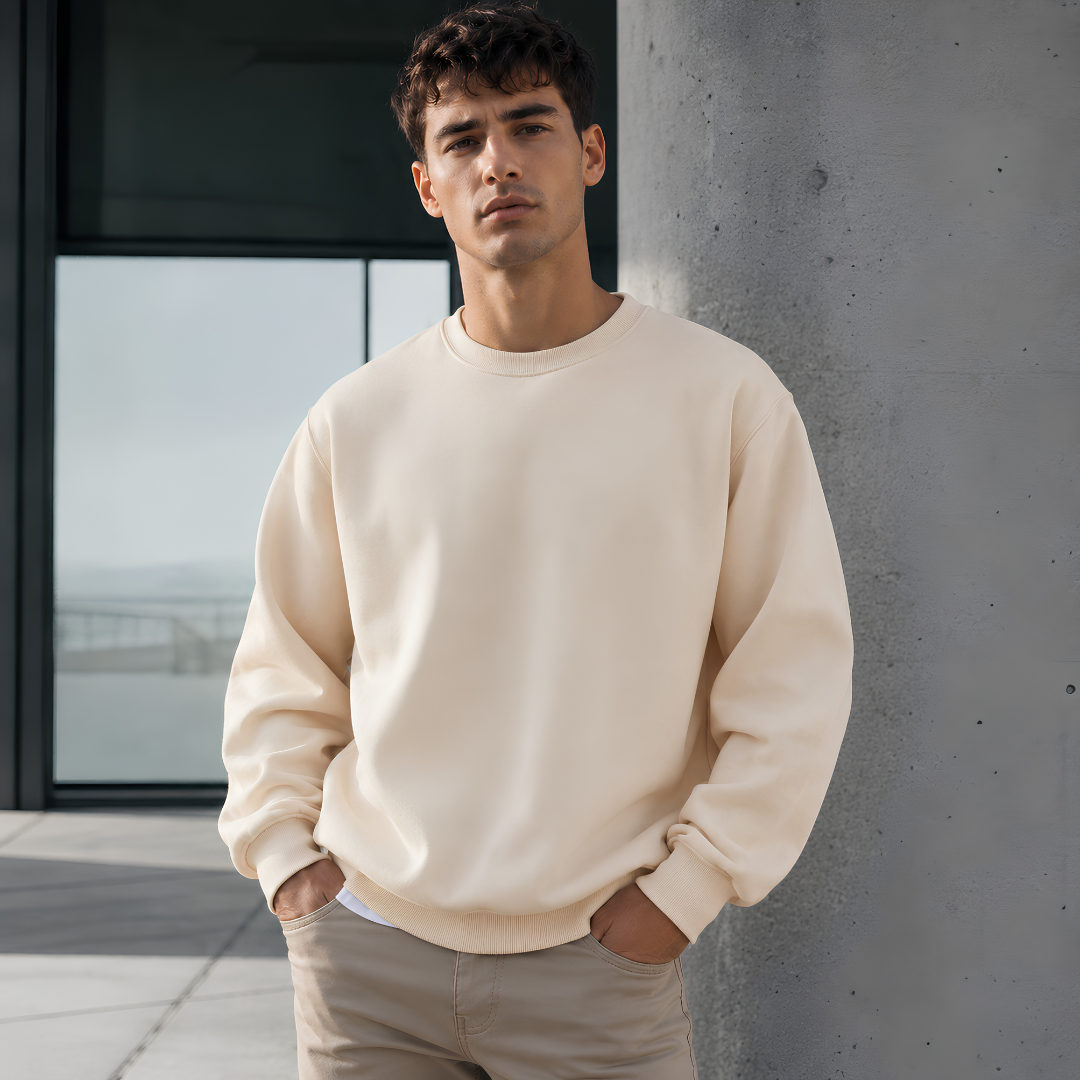 Sweat homme beige à col rond côtelé et poignets côtelés, allure décontractée