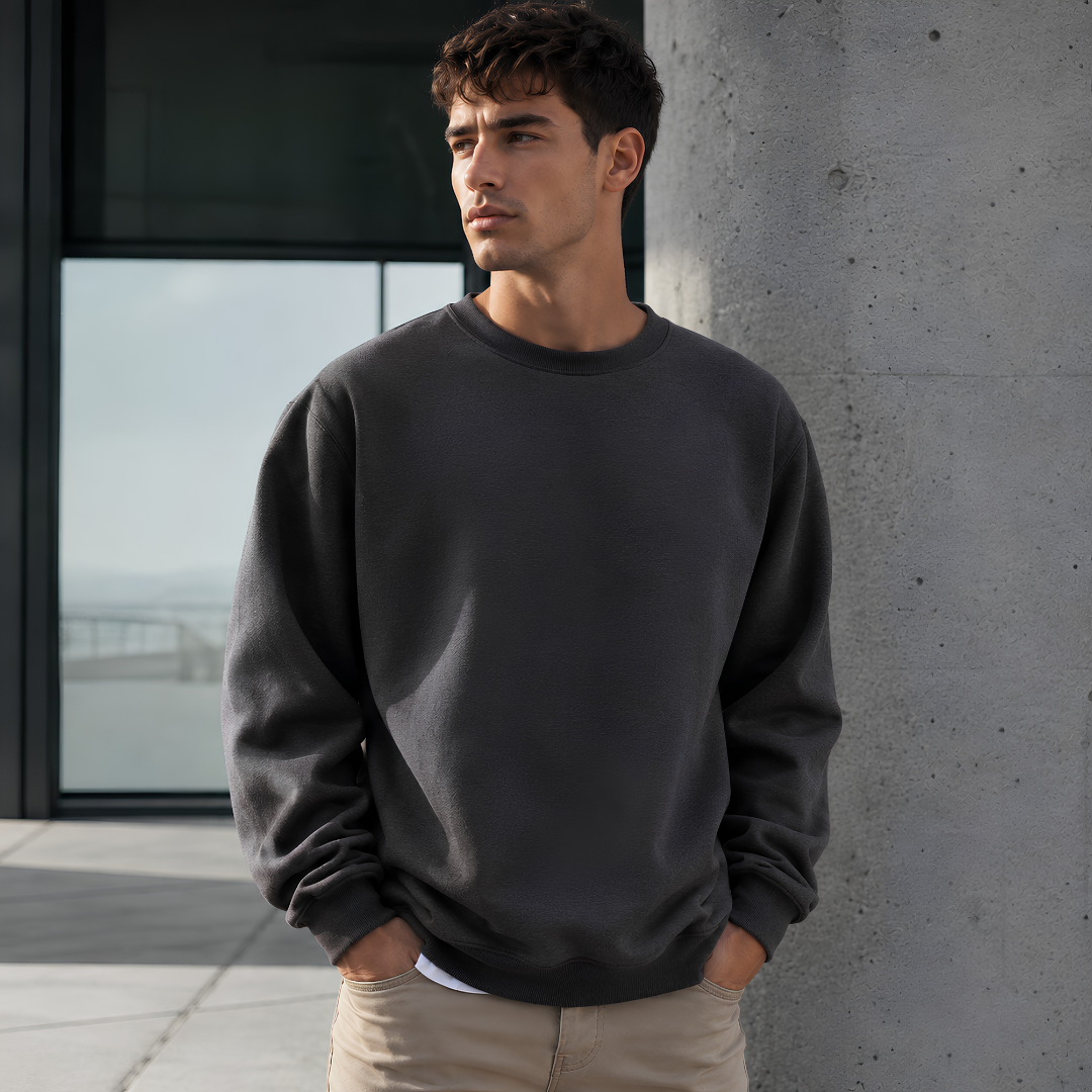 Sweat homme gris foncé à col rond côtelé porté avec un pantalon beige
