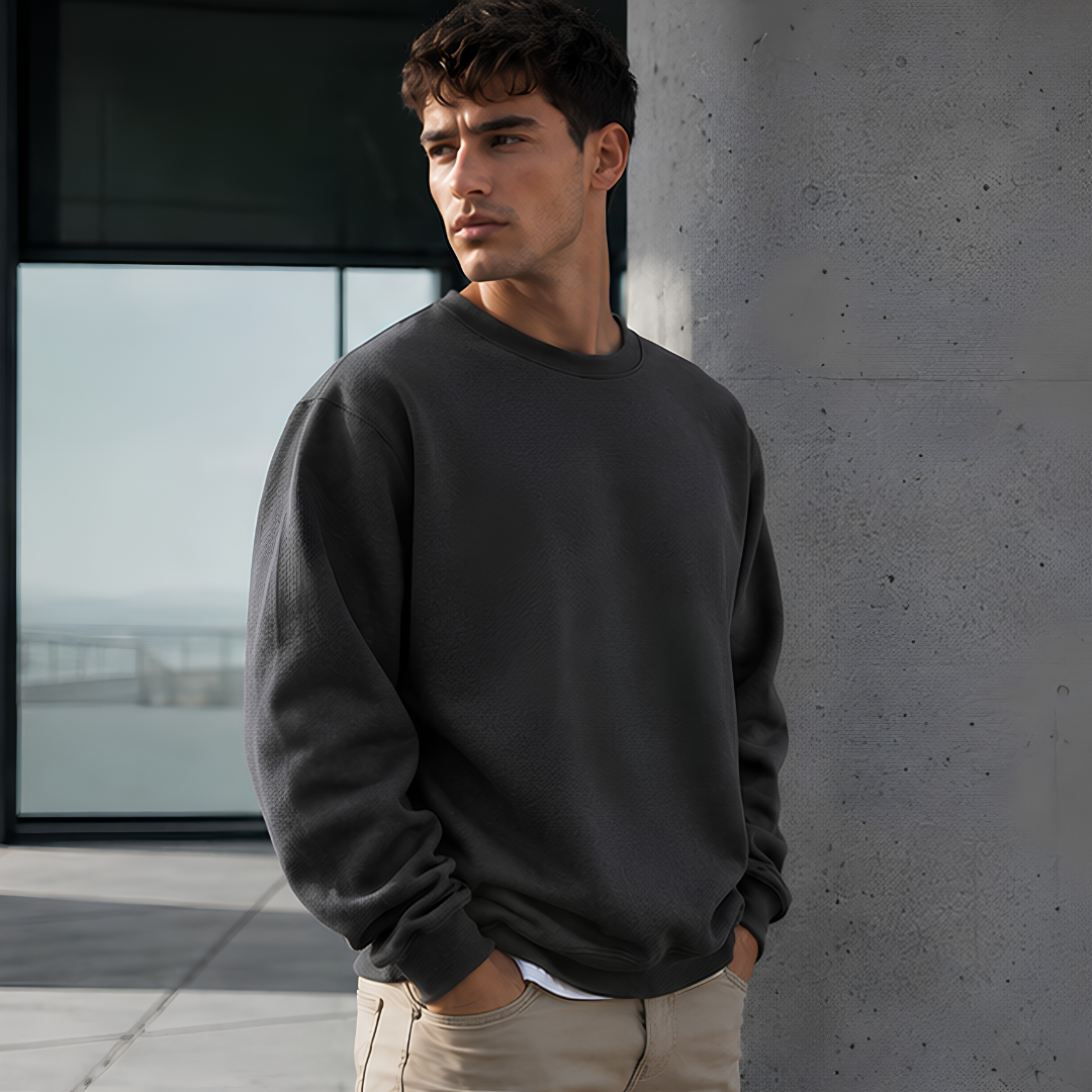 Sweat gris foncé homme vu de face, manches longues et poignets côtelés