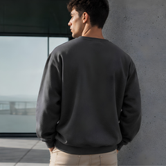 Dos du sweat homme gris foncé avec bas côtelé et épaules tombantes