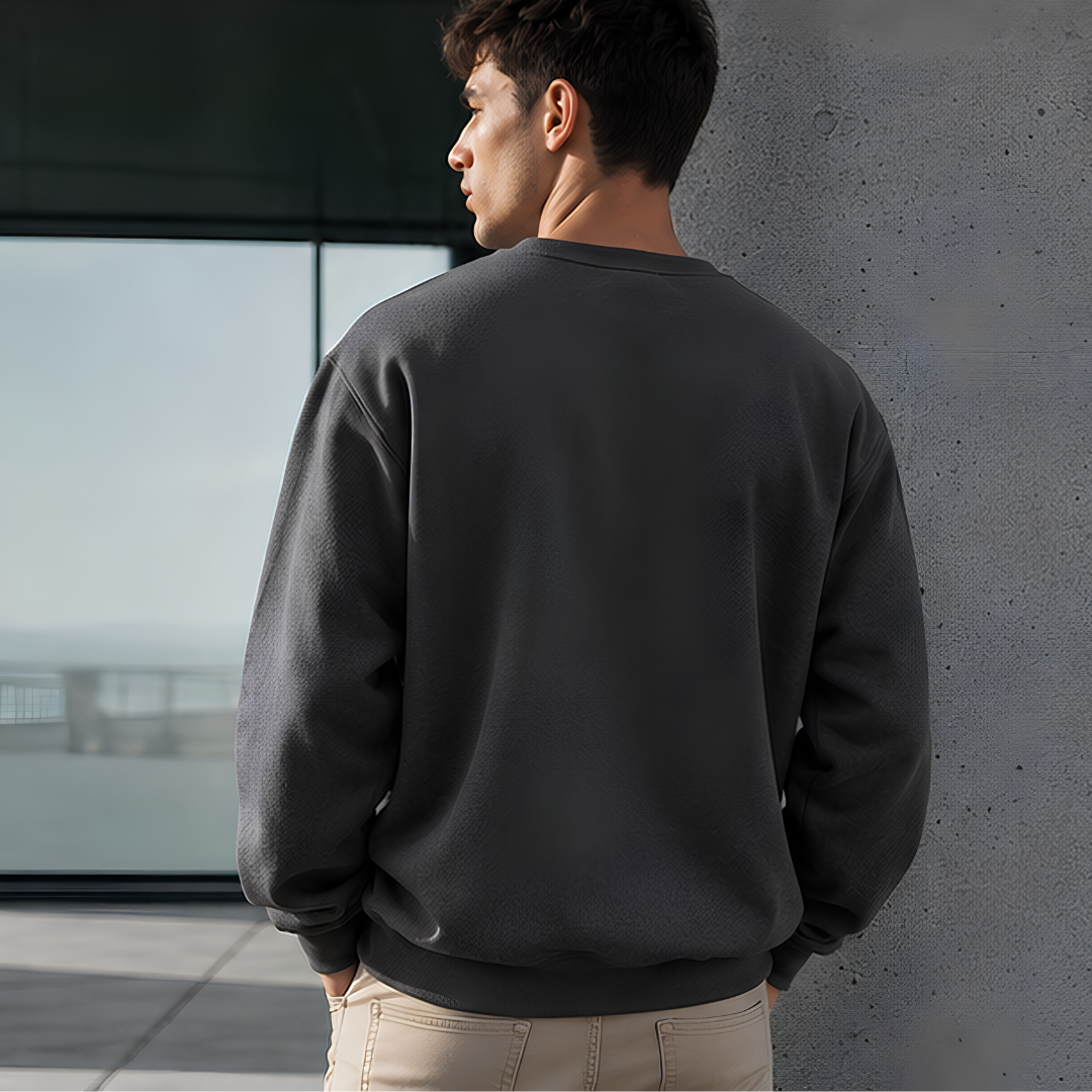 Dos du sweat homme gris foncé avec bas côtelé et épaules tombantes
