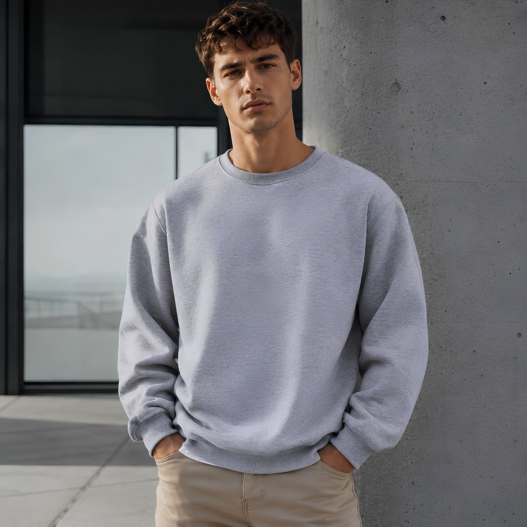 Sweat homme gris clair chiné avec col rond et bandes côtelées aux poignets