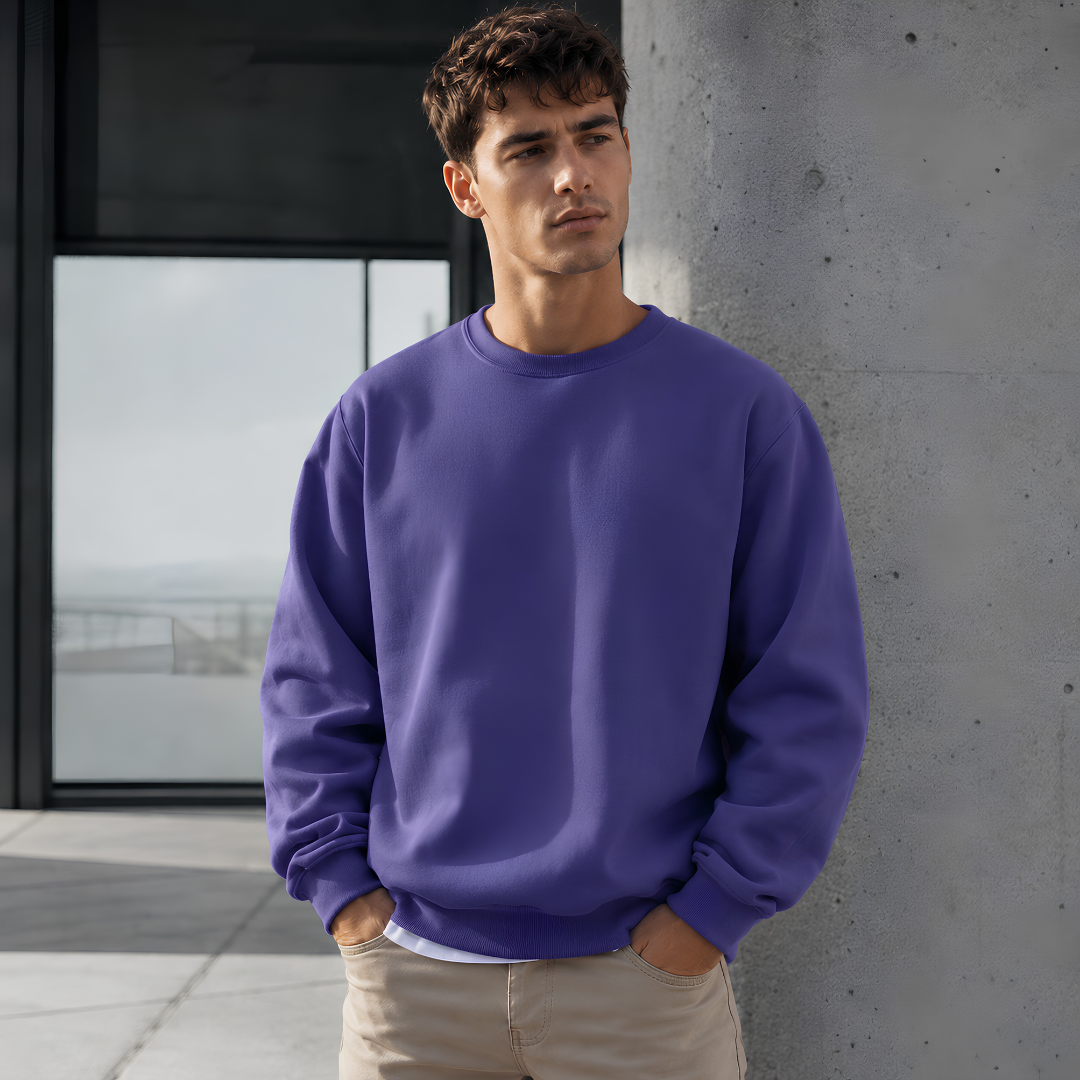 Sweat homme violet à col rond côtelé porté sur un pantalon beige