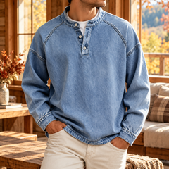 Sweat homme bleu délavé à manches raglan et poignets ourlés, col boutonné