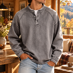 Sweat homme gris délavé avec patte boutonnée et surpiqûres contrastées aux épaules