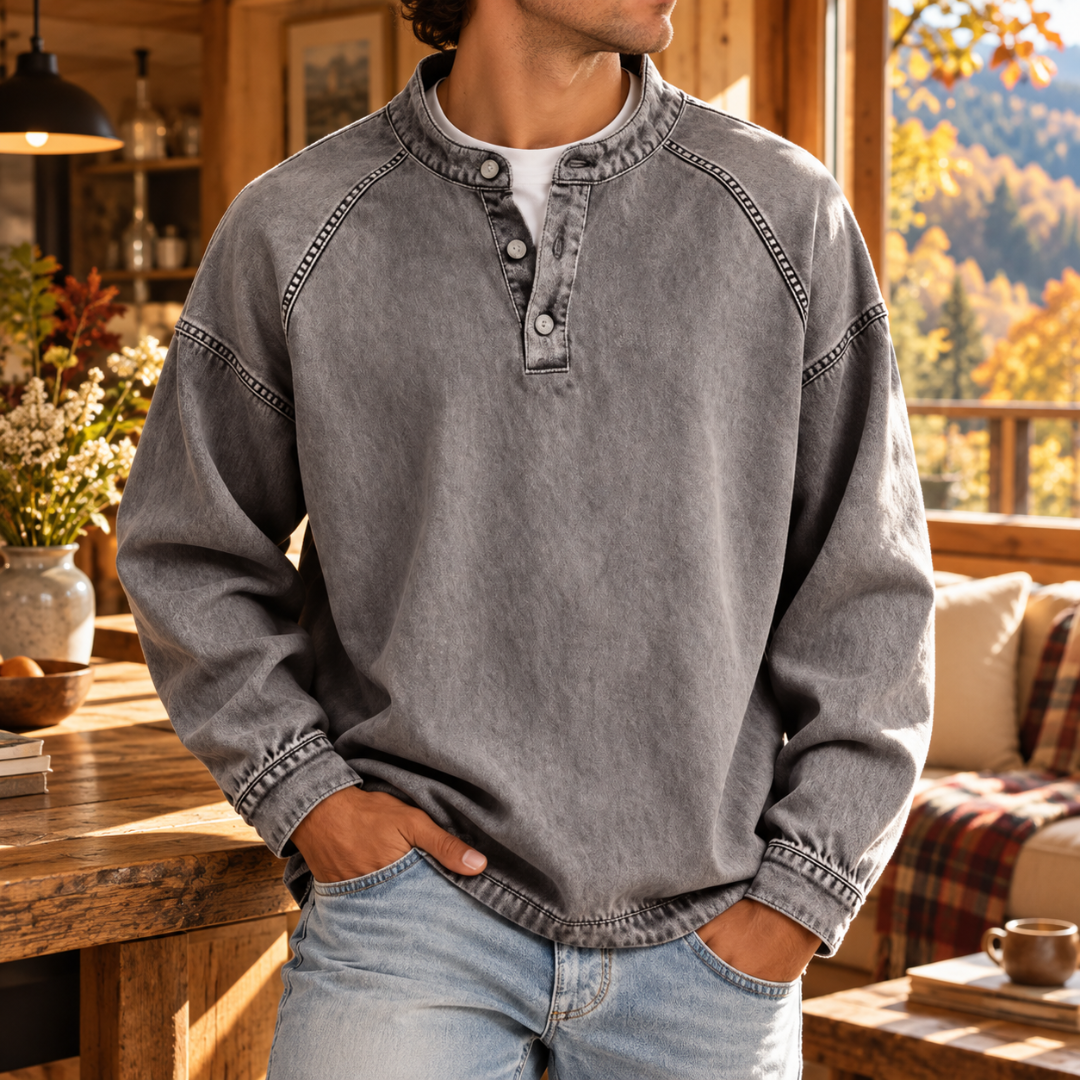 Sweat homme gris délavé avec patte boutonnée et surpiqûres contrastées aux épaules