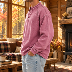 Vue de profil du sweat rose homme avec manche raglan et surpiqûres apparentes